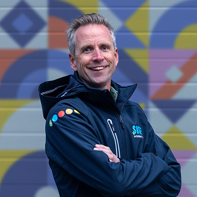 Corno-met achtergrond